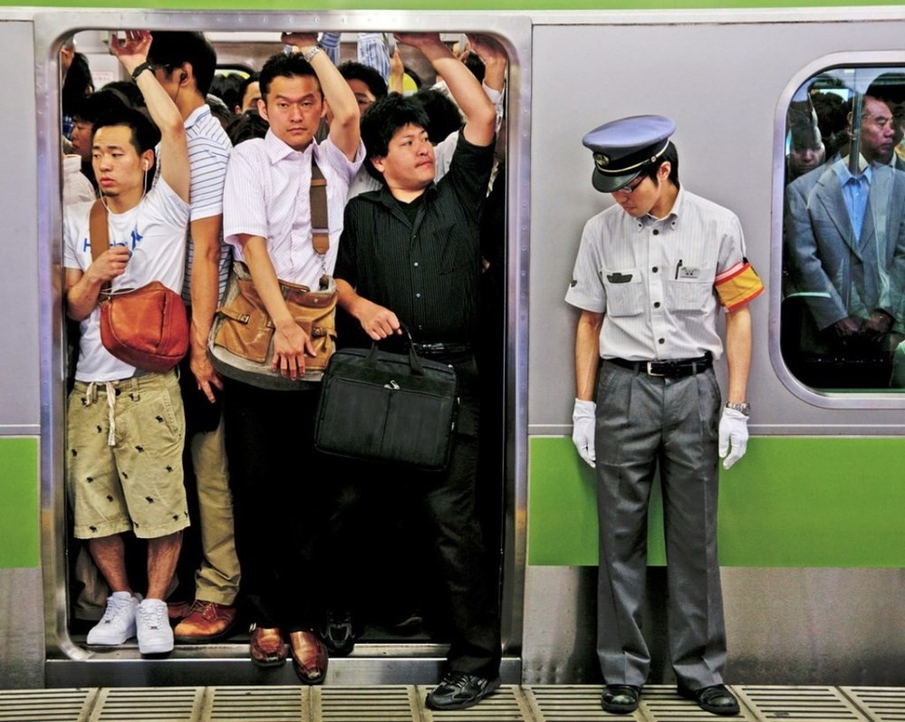 Nghề "độc lạ" tại Nhật Bản: Nhồi khách lên tàu điện ngầm - ảnh 2