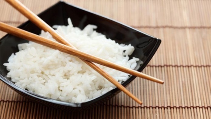 
Một trong những điều kiêng kỵ khi ăn cơm là bạn không nên đặt đũa chéo nhau
