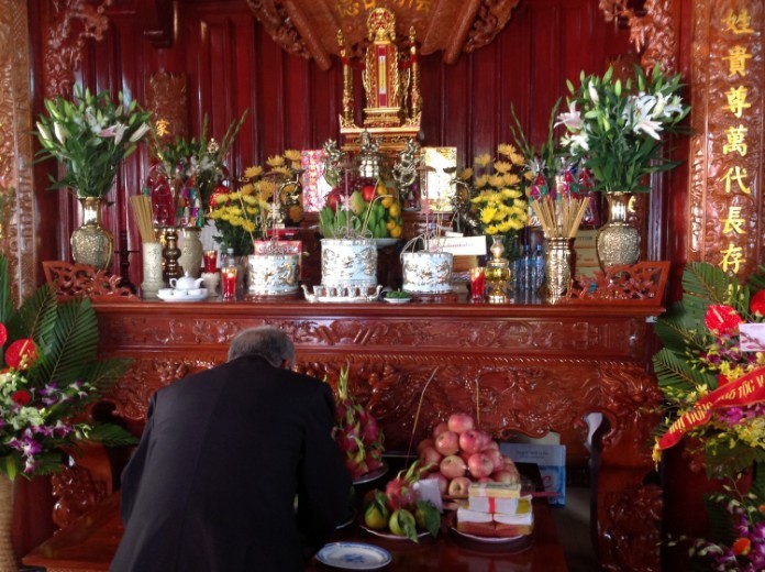 



Trang trí hoa trên bàn thờ thể hiện sự tôn kính của gia chủ đối với đấng bề trên

