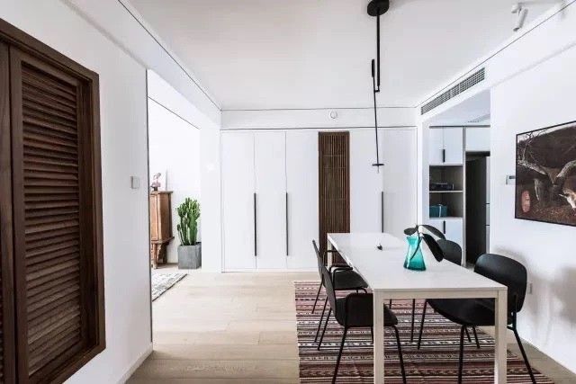 
Không gian sống bên trong căn nhà được trang trí bằng đồ nội thất trắng, cùng với tranh treo tường và thảm trải sàn làm điểm nhấn&nbsp;
