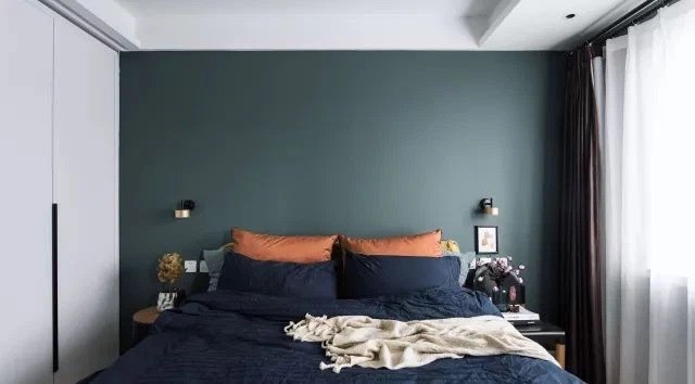
Phòng ngủ được trang trí bằng cách kết hợp các gam màu đối lập nhau

