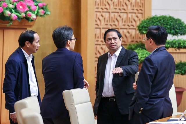 
Thủ tướng Phạm Minh Chính trao đổi với các Phó Thủ tướng về công tác quy hoạch - Ảnh: VGP/Nhật Bắc
