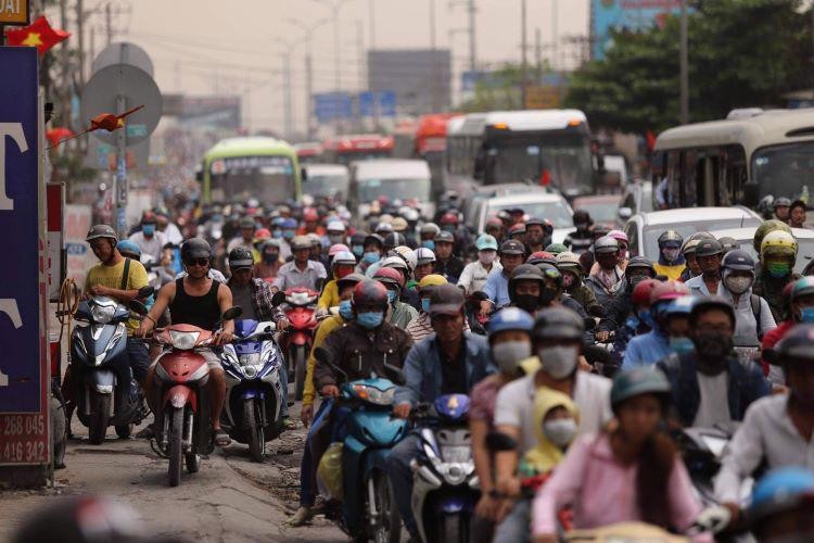 
Quốc lộ 50 đoạn qua huyện Bình Chánh có mặt đường nhỏ, thường xuyên bị ùn tắc vào giờ cao điểm.
