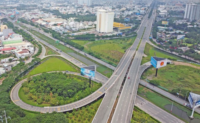 
Hàng loạt các tuyến đường cao tốc, quốc đang được xây mới, đã tạo đà phát triển cho thị trường bất động sản ở Tây Nam Bộ.
