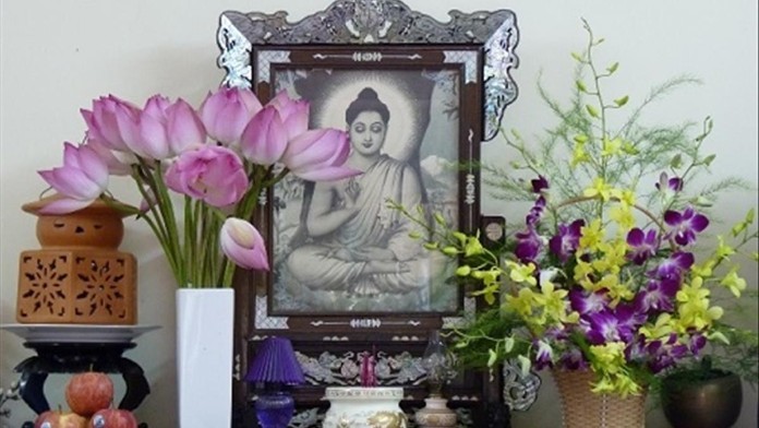 



Hoa sen cúng Phật vừa thể hiện sự tôn kính vừa mang lại vẻ đẹp nhẹ nhàng, thuần khiết, thanh cao

