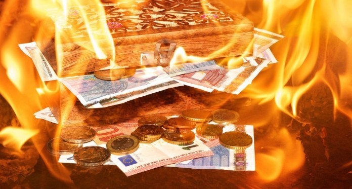 



Cũng như ví, tiền bạc là thứ không nên đốt vì có thể sẽ gặp khó khăn về vấn đề tài chính

