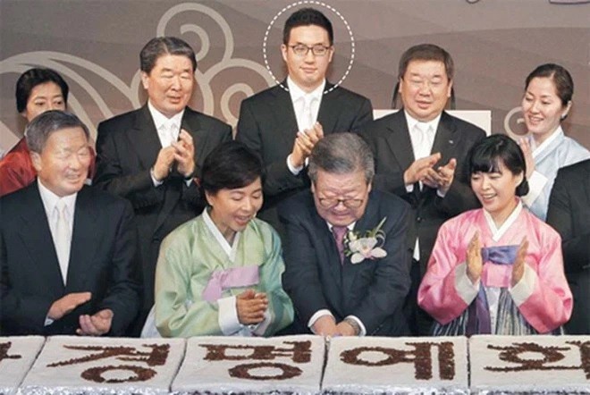 
Chủ tịch Koo Kwang-mo trong bữa tiệc gia đình
