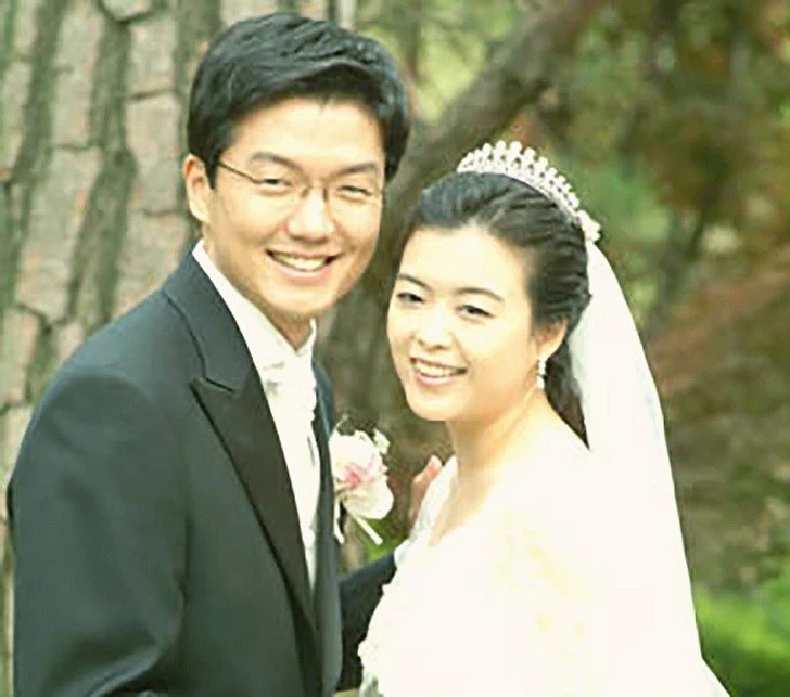 
Chủ tịch Koo Kwang-mo có cuộc sống hôn nhân viên mãn bên người vợ xinh đẹp
