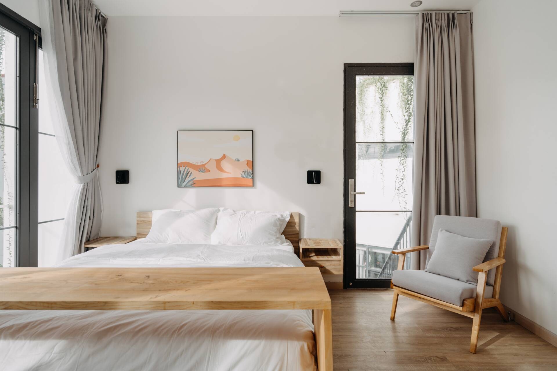
Phòng ngủ được thiết kế&nbsp;tối giản, thiết kế ưu tiên những khoảng trống
