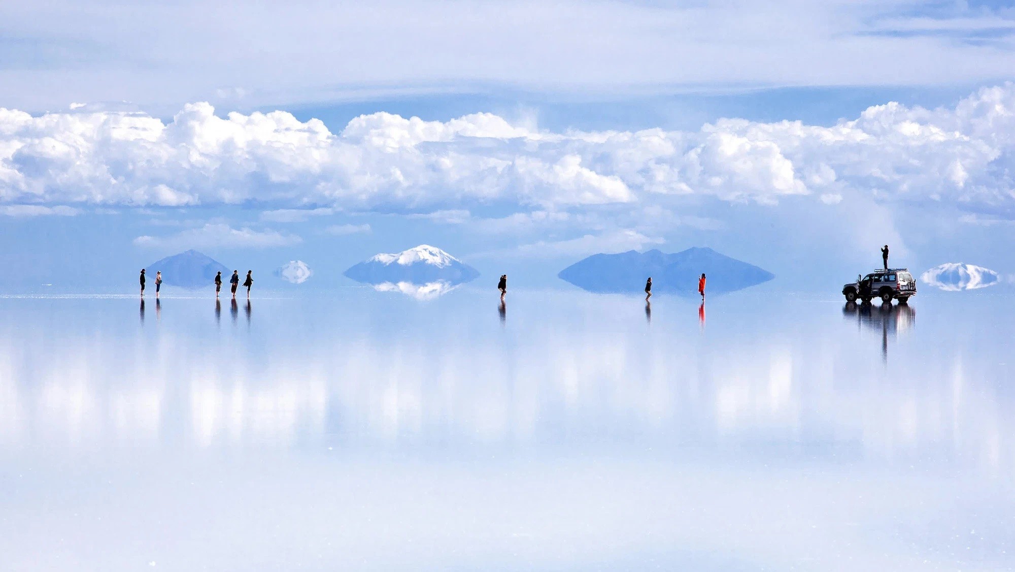 
Cánh đồng bằng muối rộng lớn, bằng phẳng nằm ở miền nam Bolivia, trải dài hơn 10.300km vuông. Ảnh: National Geographic.
