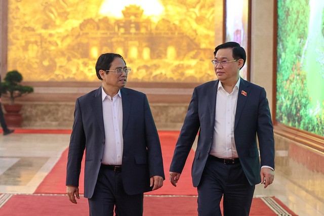 
Thủ tướng Phạm Minh Chính và Chủ tịch Quốc hội Vương Đình Huệ trao đổi trước cuộc họp.
