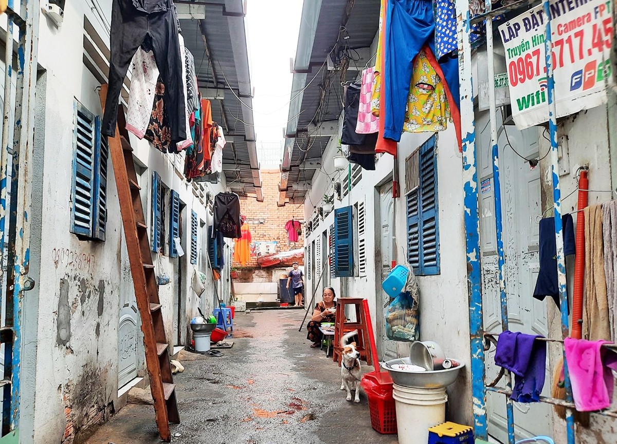 
Người lao động, công nhân làm việc ở TP Hồ Chí Minh đang&nbsp;sống ở các phòng trọ diện tích trung bình mỗi phòng 14 m2.
