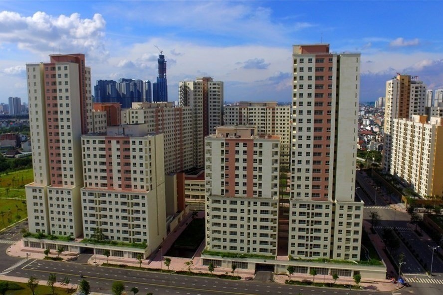 

Một dự án căn hộ tái định cư ở Thủ Thiêm (TP. Hồ Chí Minh) nằm đắp chiếu từ năm 2015 nhưng không có ai mua vì vướng nhiều tai tiếng.

