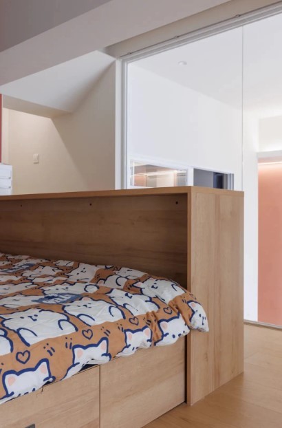 
Giường ngủ được thiết kế thông minh, tiện dụng, có chức năng lưu trữ đồ. Đầu giường được tận dụng để làm bàn làm việc
