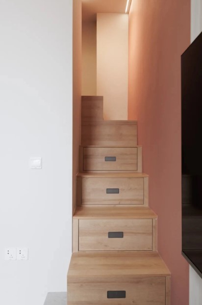 
Mỗi bậc cầu thang dần đến phòng của bé đều được tận dụng làm không gian lưu trữ
