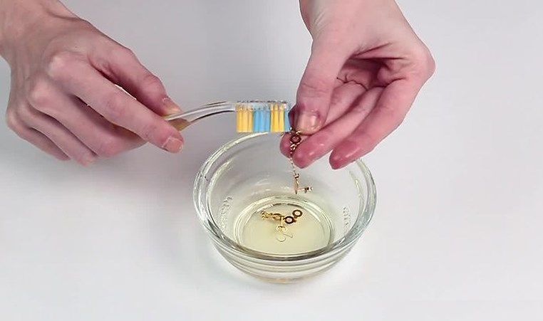 
Làm sạch vàng ta bằng kem đánh răng là một trong những cách phổ biến
