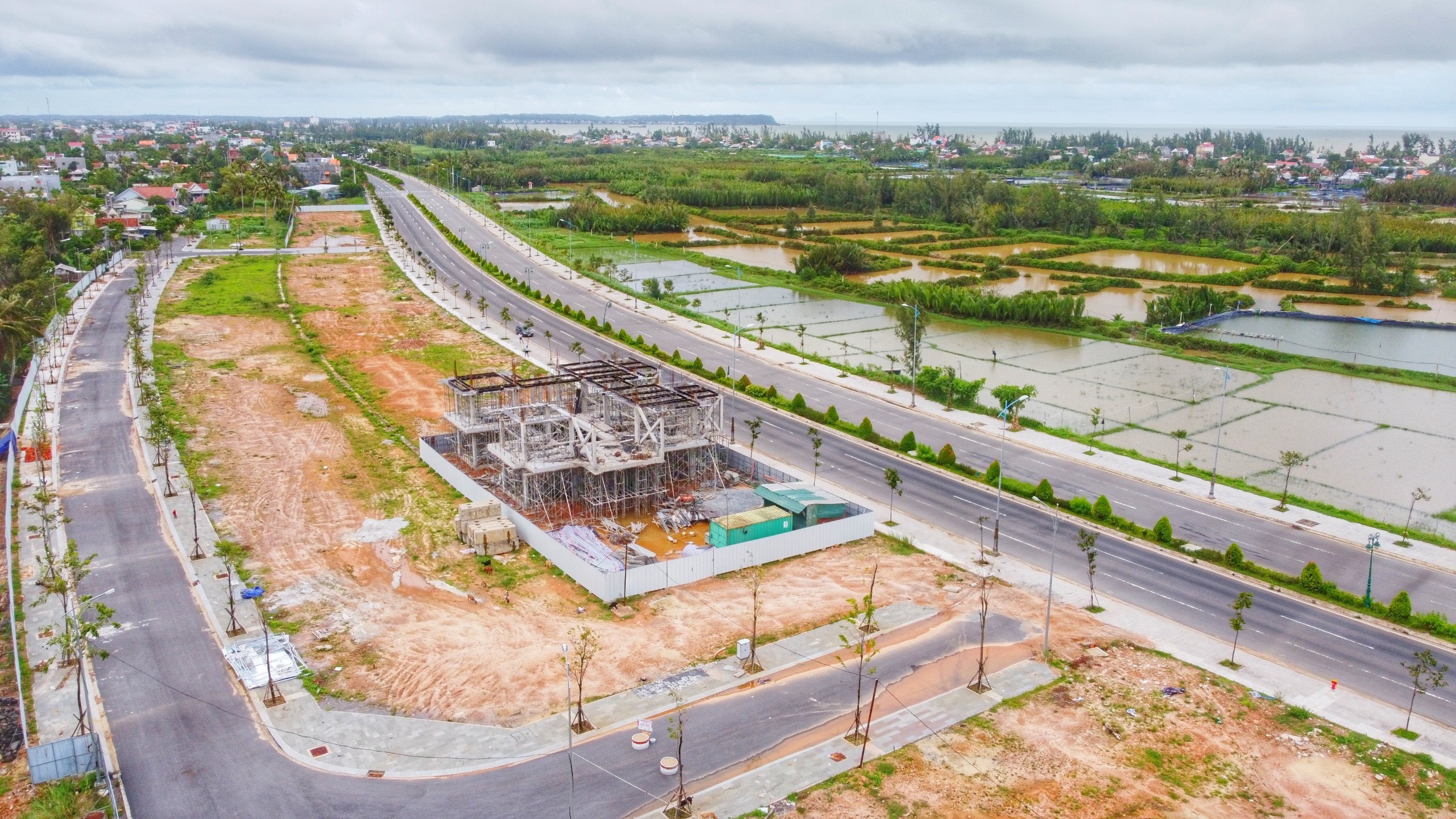 

Dự án đường ven biển Dung Quất - Sa Huỳnh đã tạo những “cơn sóng” cho những nhà đầu tư gom đất để “lướt sóng” ngắn hạn kiếm lời.

