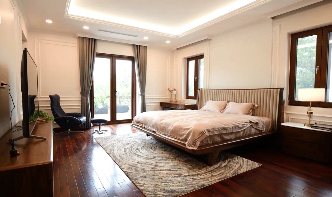 
Chiếc giường fly-bed rộng rãi được làm từ gỗ và da tự nhiên
