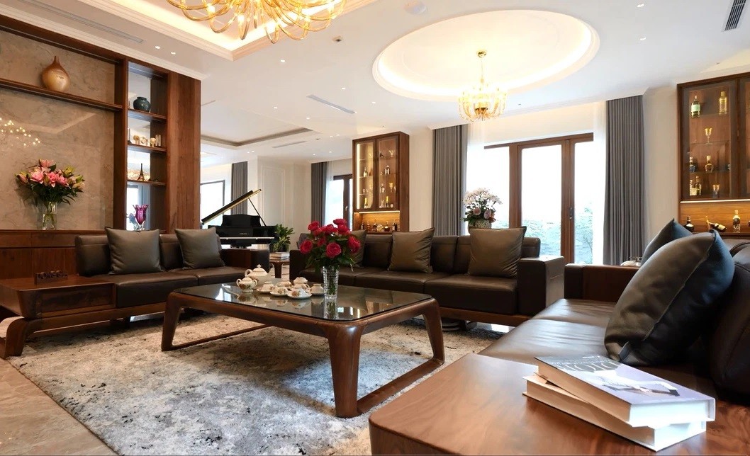 
Trong phòng khách có bộ ghế sofa rộng lớn, được thiết kế dựa theo cảm hứng về chiếc Rolls-Royce
