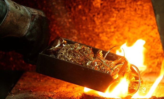 
Đưa vàng vào đun trên lửa có nhiệt độ từ 1000 – 1400 độ C&nbsp;nếu thấy vàng nóng chảy thành từng giọt và co dần lại thì đây là vàng thật
