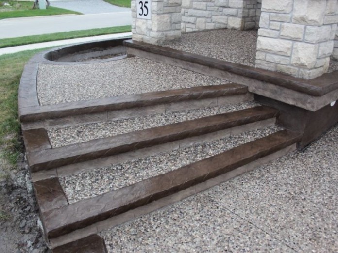 



Cầu thang, bậc thang bê tông đá rửa mang lại sự sạch sẽ và khả năng chống trượt tốt

