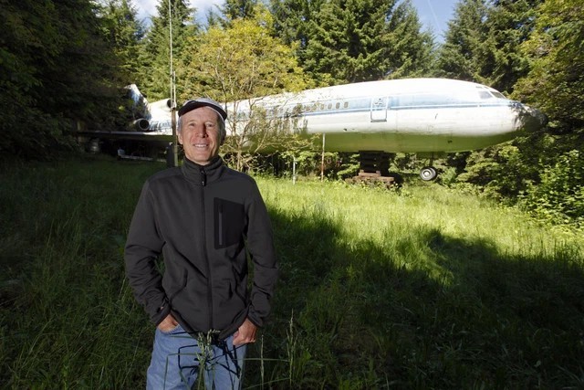 
Bruce Campbell và ngôi nhà máy bay nằm ở giữa khu rừng xanh mượt

