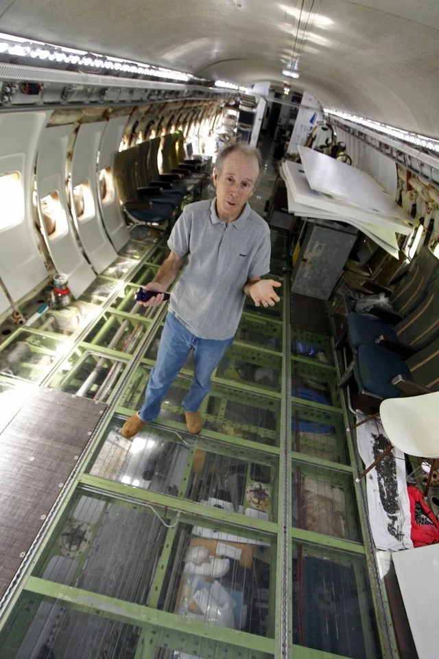 
Chỉ tính riêng cabin và buồng lái của chiếc Boeing này thì Campbell chỉ sinh hoạt trong không gian có diện tích chưa đầy 1m2. Do đó, khi cải tạo lại chiếc máy bay này ông đã bỏ gần hết các ghế hành khách để tăng diện tích cho căn nhà của mình
