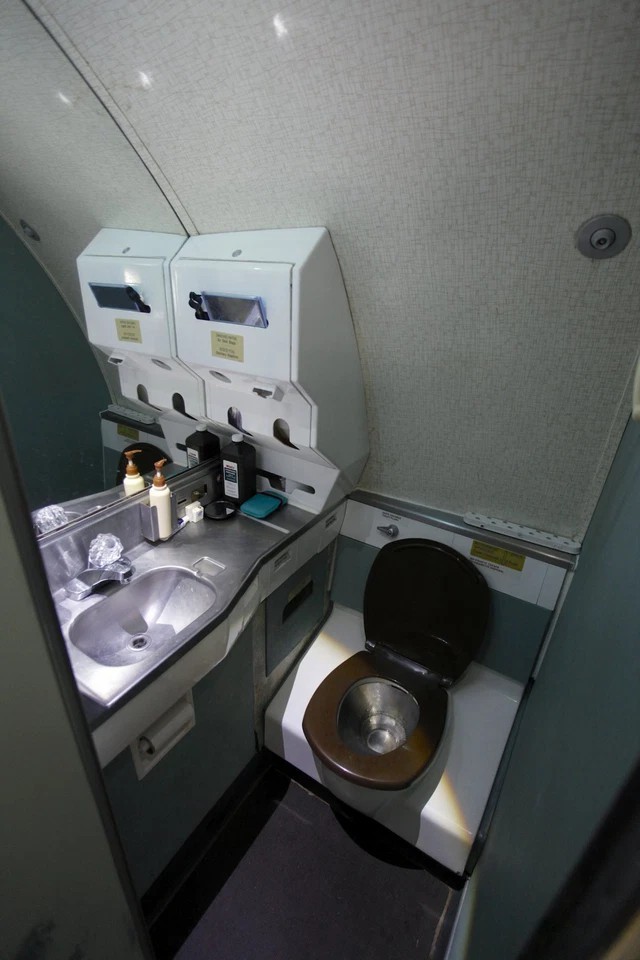 
Ông đã giữ lại nguyên trạng một trong ba phòng vệ sinh ban đầu của máy bay vì ông thấy thoải mái khi sử dụng
