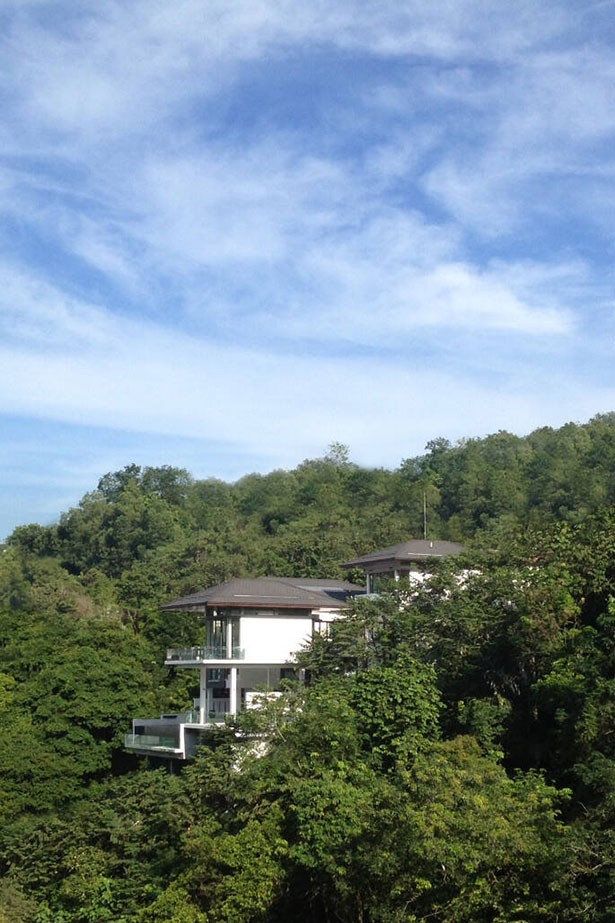 
Be-Landa House nằm trên sườn dốc cheo leo, với màu sơn trắng nổi bật giữa đại ngàn xanh mượt
