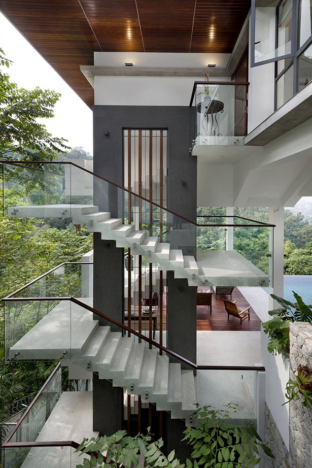 
Cầu thang kết nối giữa ba tầng nhà được thiết kế mở để tận dụng khoảng không gian rộng phía ngoài, giúp ngôi nhà luôn thông thoáng, mát mẻ
