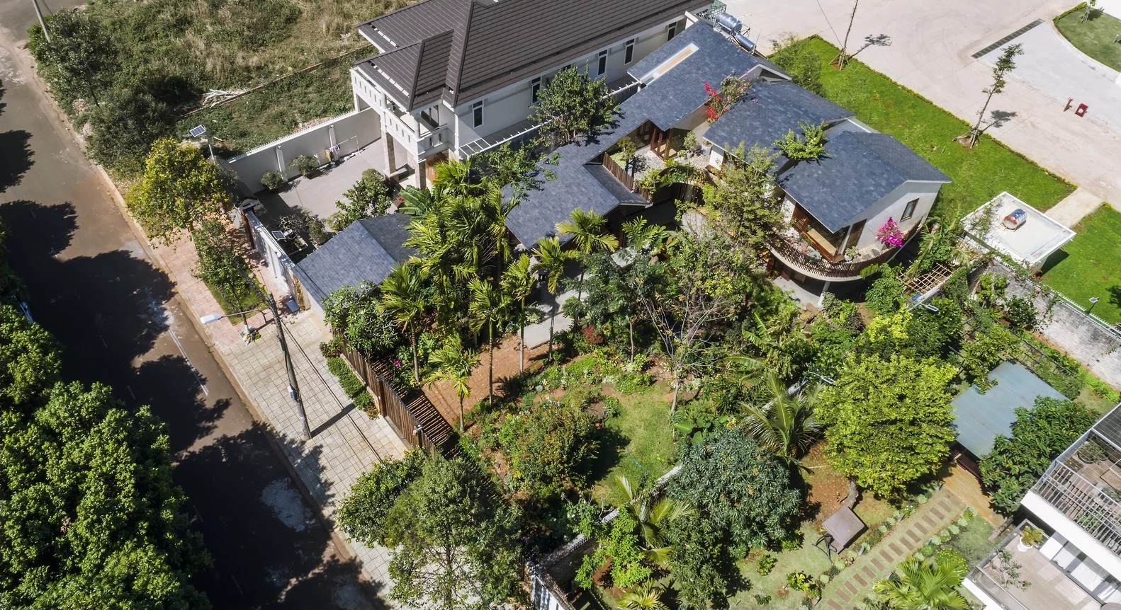 
Từ trên cao nhìn xuống, căn nhà được bao phủ bởi mảng thực vật xanh tươi. Đây là không gian sống xanh đáng mơ ước của bao người
