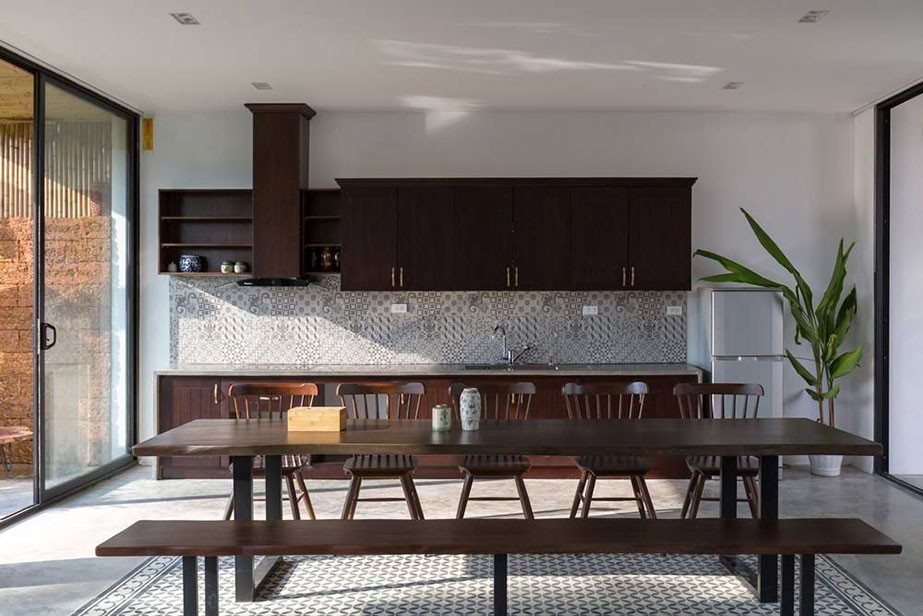 
Tủ bếp hiện đại trở nên gần gũi hơn với tường được lát bằng gạch bông, hệ tủ màu gỗ mang cảm giác hoài cổ
