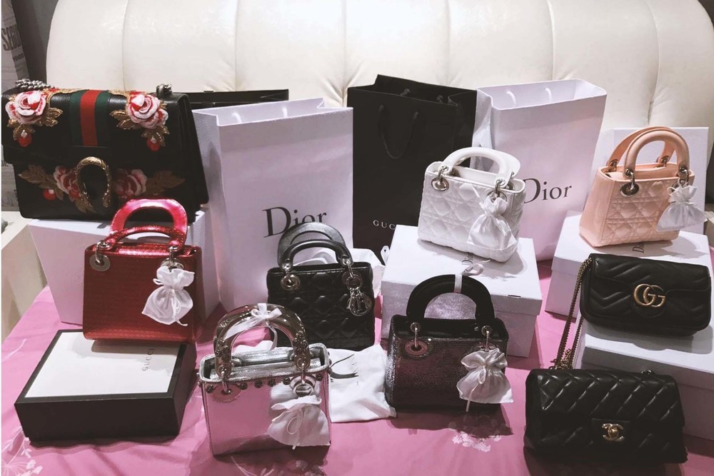 
Midu từng khiến nhiều người choáng ngợp khi sở hữu tới 7 chiếc túi Dior, mỗi chiếc có giá sương sương khoảng 100 triệu đồng
