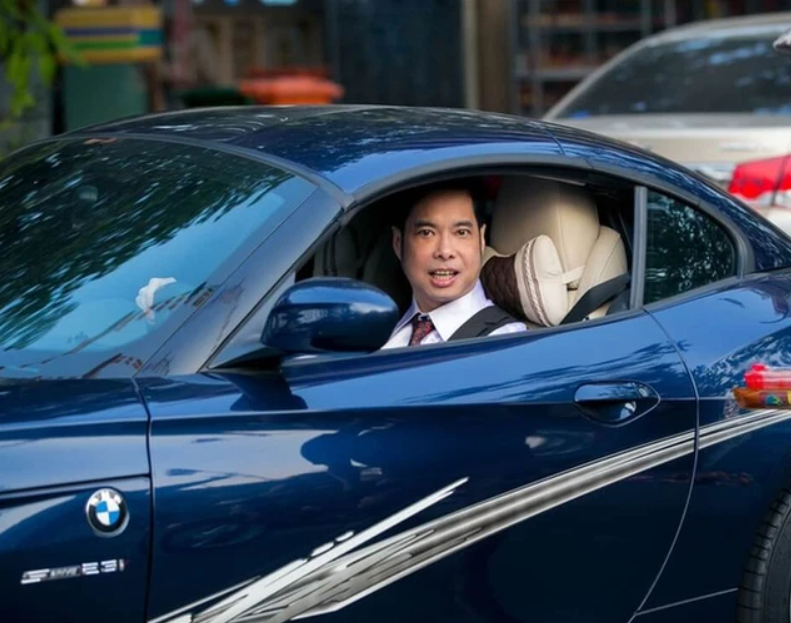 
Nhờ thu nhập khủng, Ngọc Sơn tậu chiếc xe Cadillac vào năm 1995, trở thành ngôi sao Việt đầu tiên sở hữu dòng xe dành cho những vương giả phương tây
