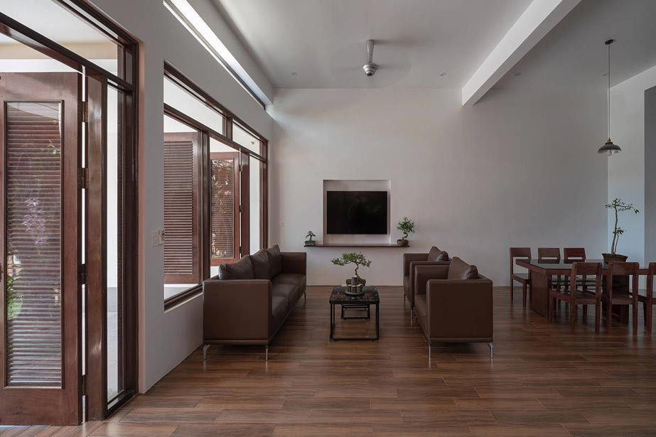 
Phòng khách và phòng bếp được bố trí nằm thông với nhau, có nội thất được làm từ màu trầm, giúp cho 2 không gian này thêm ấm cúng và thông thoáng&nbsp;
