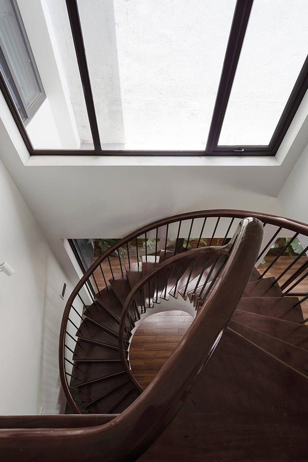 
Cầu thang xoắn ốc giúp nâng cao thẩm mỹ của căn nhà chóp nón
