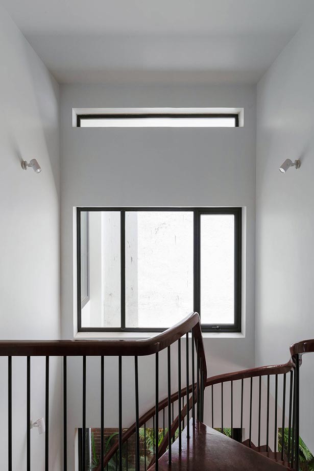 
Hệ cửa kính giúp cho cầu thang luôn có đủ ánh sáng tự nhiên

