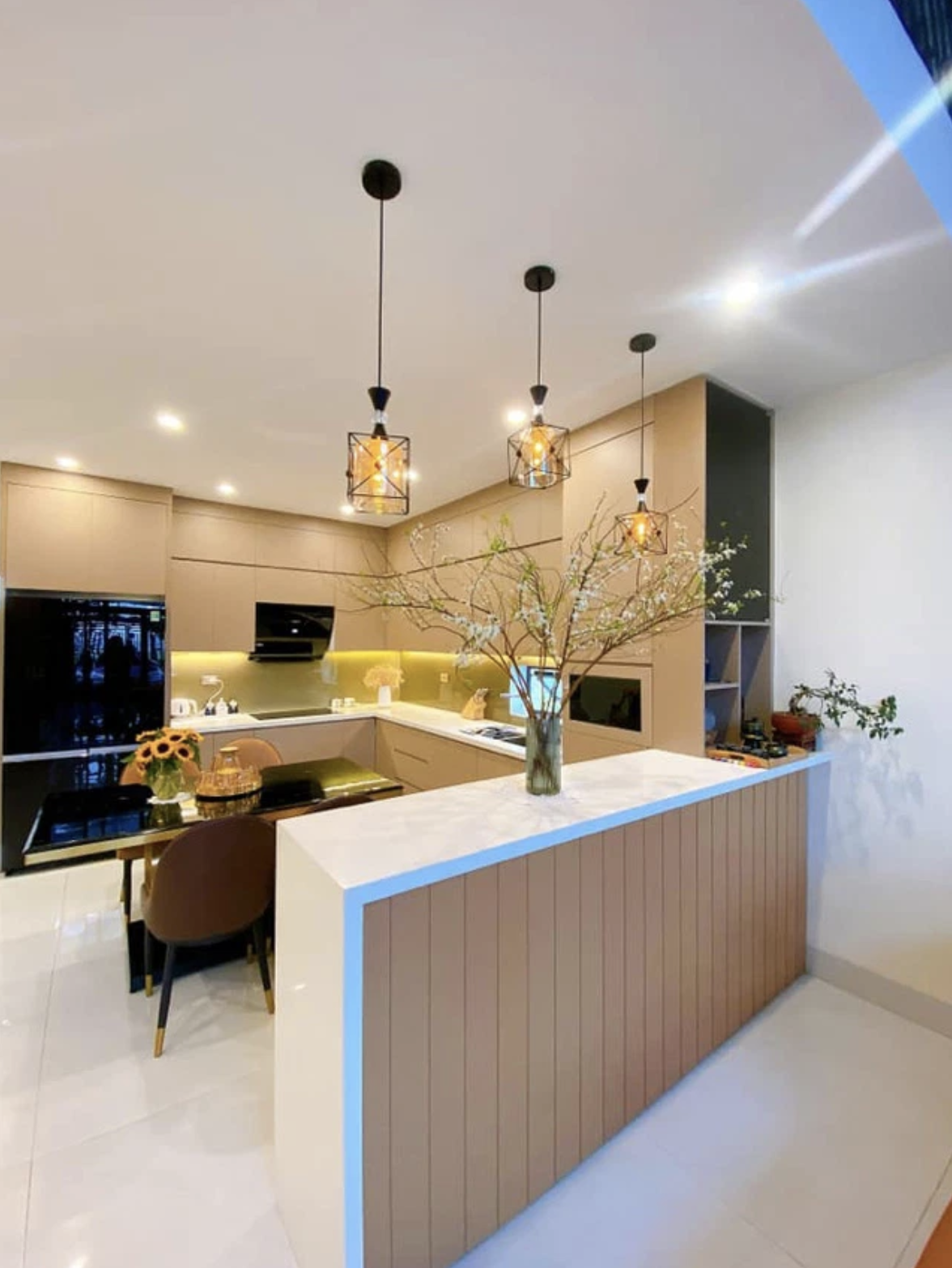 
Phòng bếp được thiết kế với nội thất có tông màu vàng ấm
