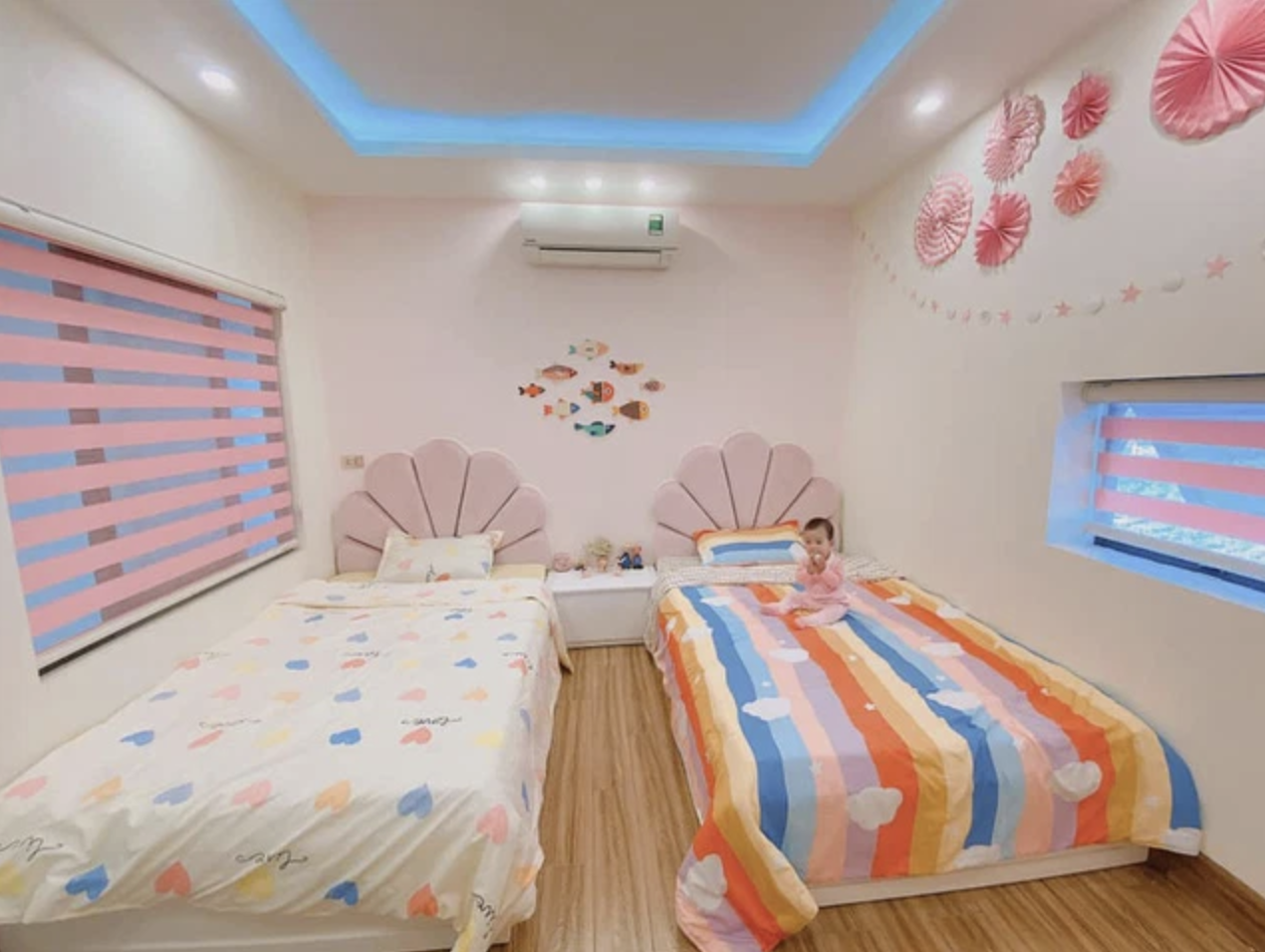
Phòng ngủ của bé được trang trí bằng gam màu tươi.&nbsp;
