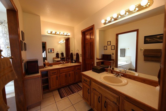 
Sử dụng cửa ngăn cách trong không gian nhà tắm đang là xu hướng mới phù hợp với những căn nhà có diện tích rộng
