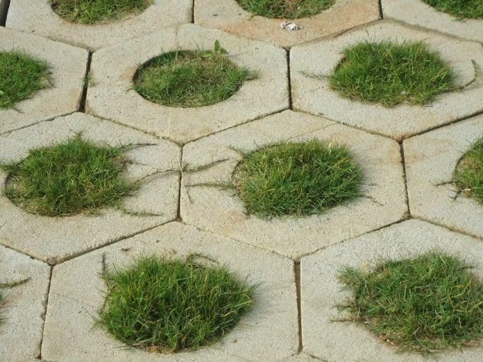 



Gạch bê tông trồng cỏ được sản xuất trên một dây chuyền công nghệ ép thủy lực tự động với cường độ lớn

