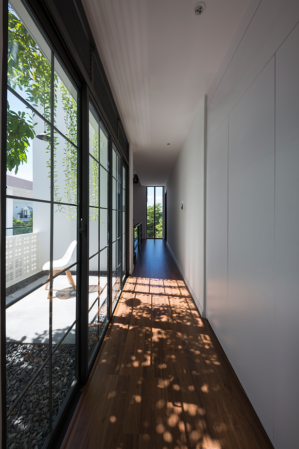 
Hành lang nối hai căn phòng ngủ được làm bằng khung cửa kính mở ra một khu vườn “treo” nhỏ
