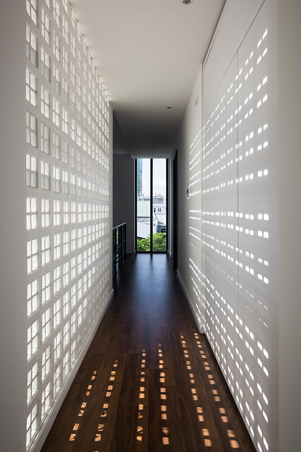 
Hành lang độc đáo với gạch thông gió, ánh sáng có thể dễ dàng xuyên qua tạo thành các kiểm sáng trên sàn và tường nhà
