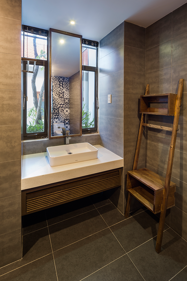 
Phòng vệ sinh được ốp bằng những tấm gạch bông tạo nên vẻ đẹp hiện đại
