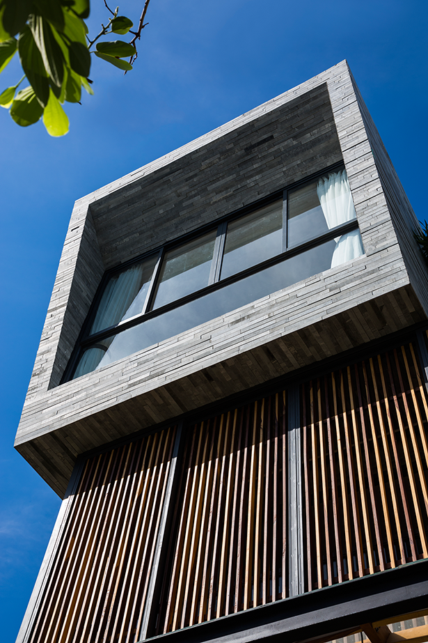 
Ngôi nhà với thiết kế hiện đại, có mặt tiền được trang trí bằng gạch block, gạch thông gió kết hợp hài hòa với hệ lam gỗ

