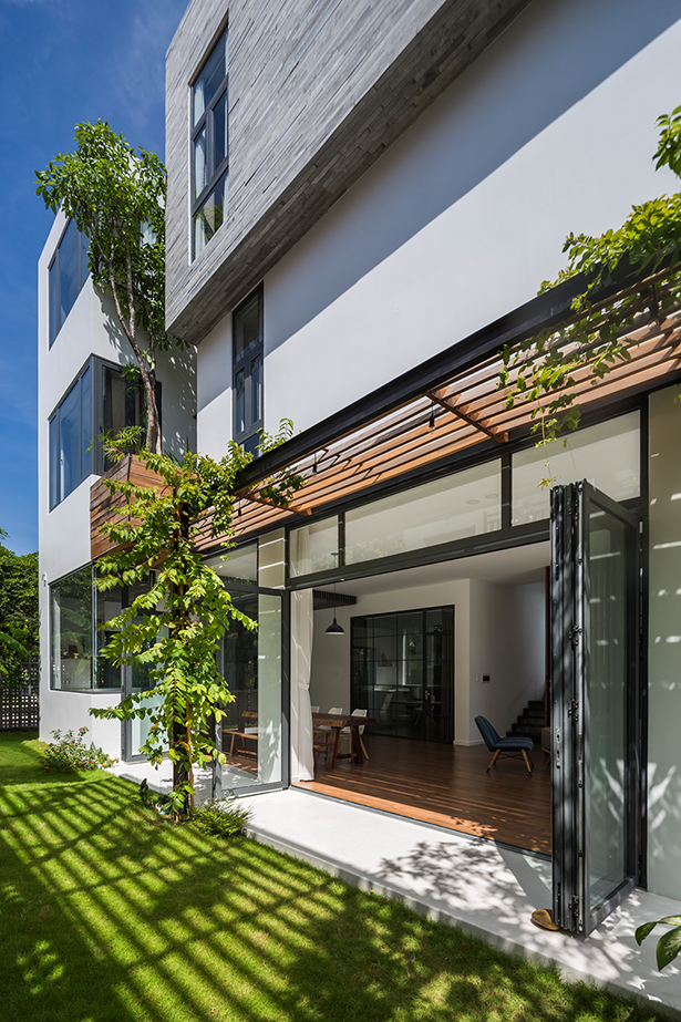 
Ở bên hông nhà, cánh cửa được thiết kế có thể mở rộng ra bên cạnh, giúp xóa nhòa khoảng cách giữa không gian bên trong căn nhà với sân vườn bên ngoài
