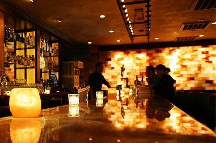 
Quầy bar được thiết kế bằng đá muối xây dựng
