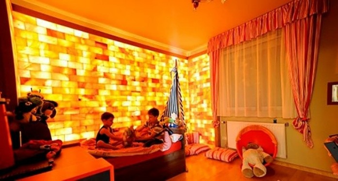 
Tường phòng ngủ trẻ em được thi công bằng đá muối Himalaya
