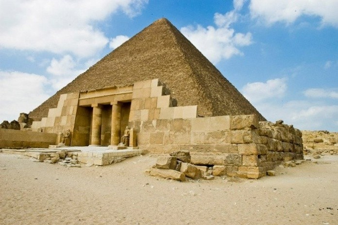 
Có nhiều ý kiến cho rằng kim tự tháp được xây bằng đá tự nhiên, song vẫn có ý kiến cho rằng chúng đã sử dụng các phương pháp hóa học
