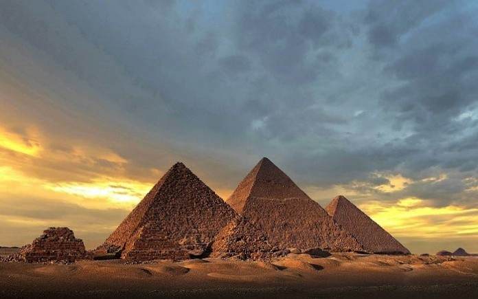 
Đại kim tự tháp Giza được xây dựng từ khoảng 2,3 triệu khối đá có khối lượng từ 2 - 50 tấn

